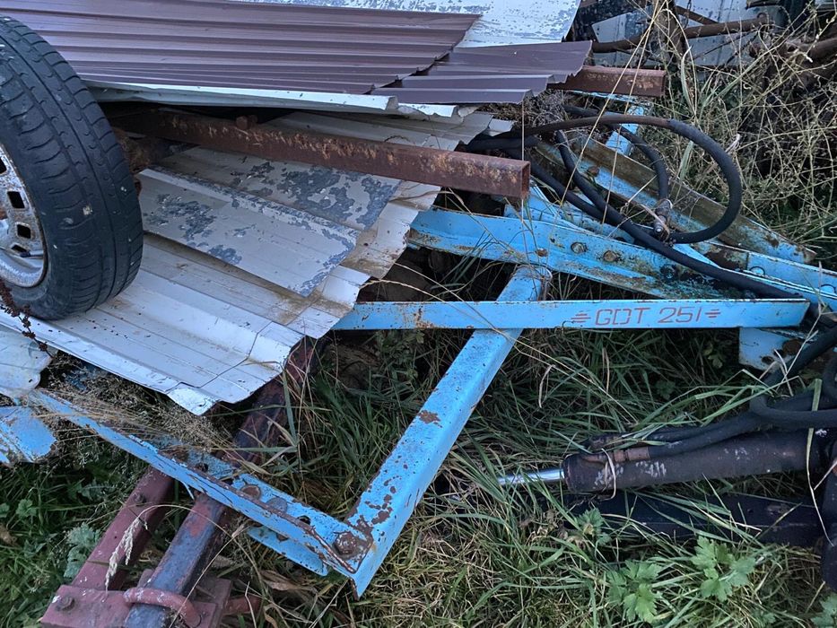 Vand tractor cu plug plus alte piese