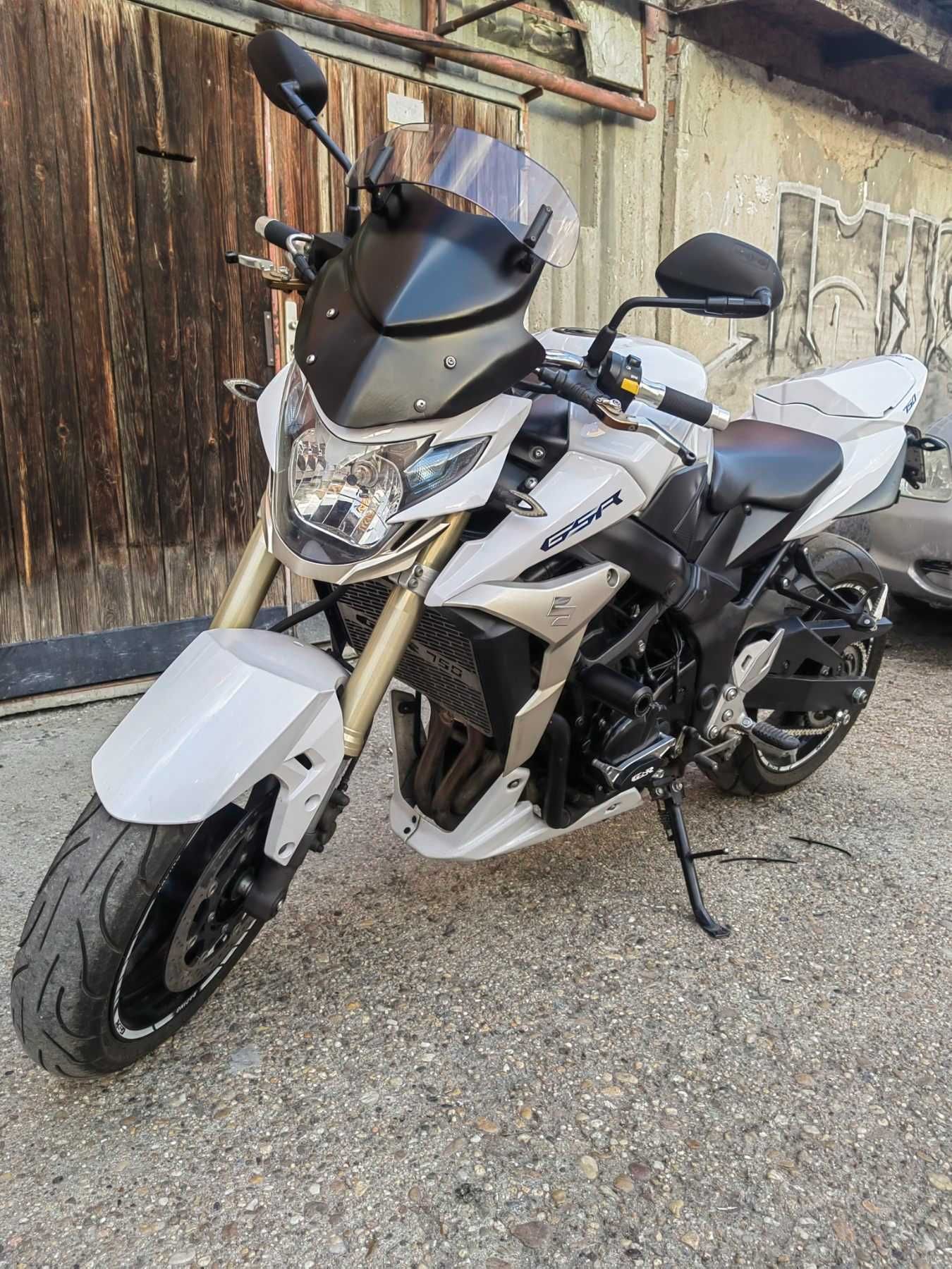 Suzuki GSR 750 2011