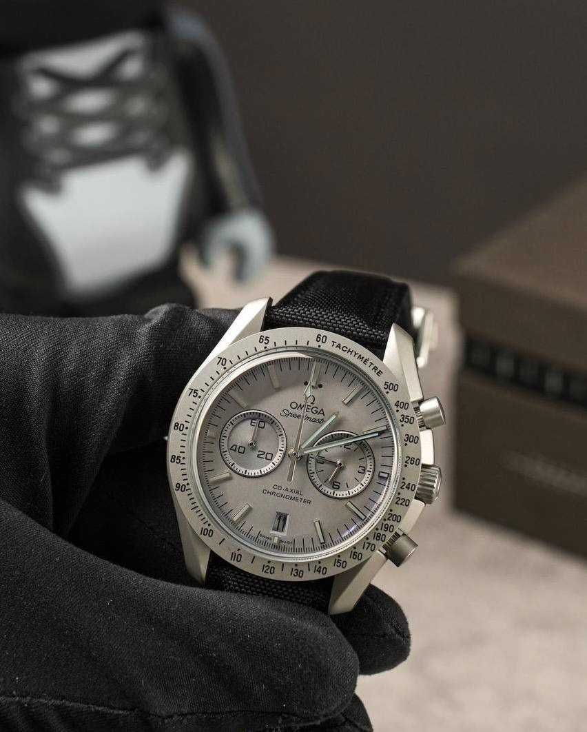 omega speedmaster сиво / хроно
