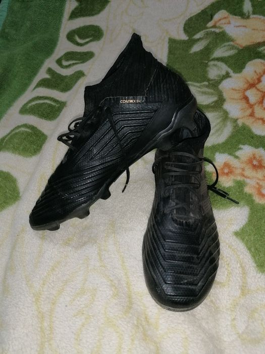 Vând ghete de fotbal