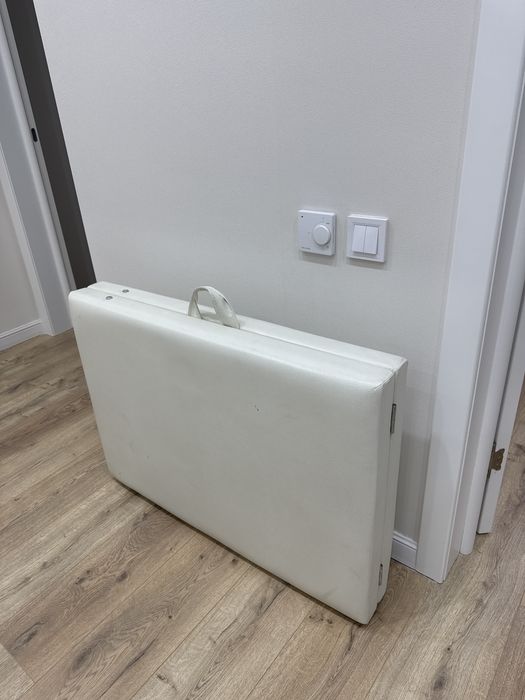 Продам кушетку б/у, в очень хорошем состоянии. Складная