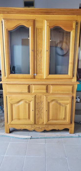 Vand vitrina din lemn masiv noua sculptata