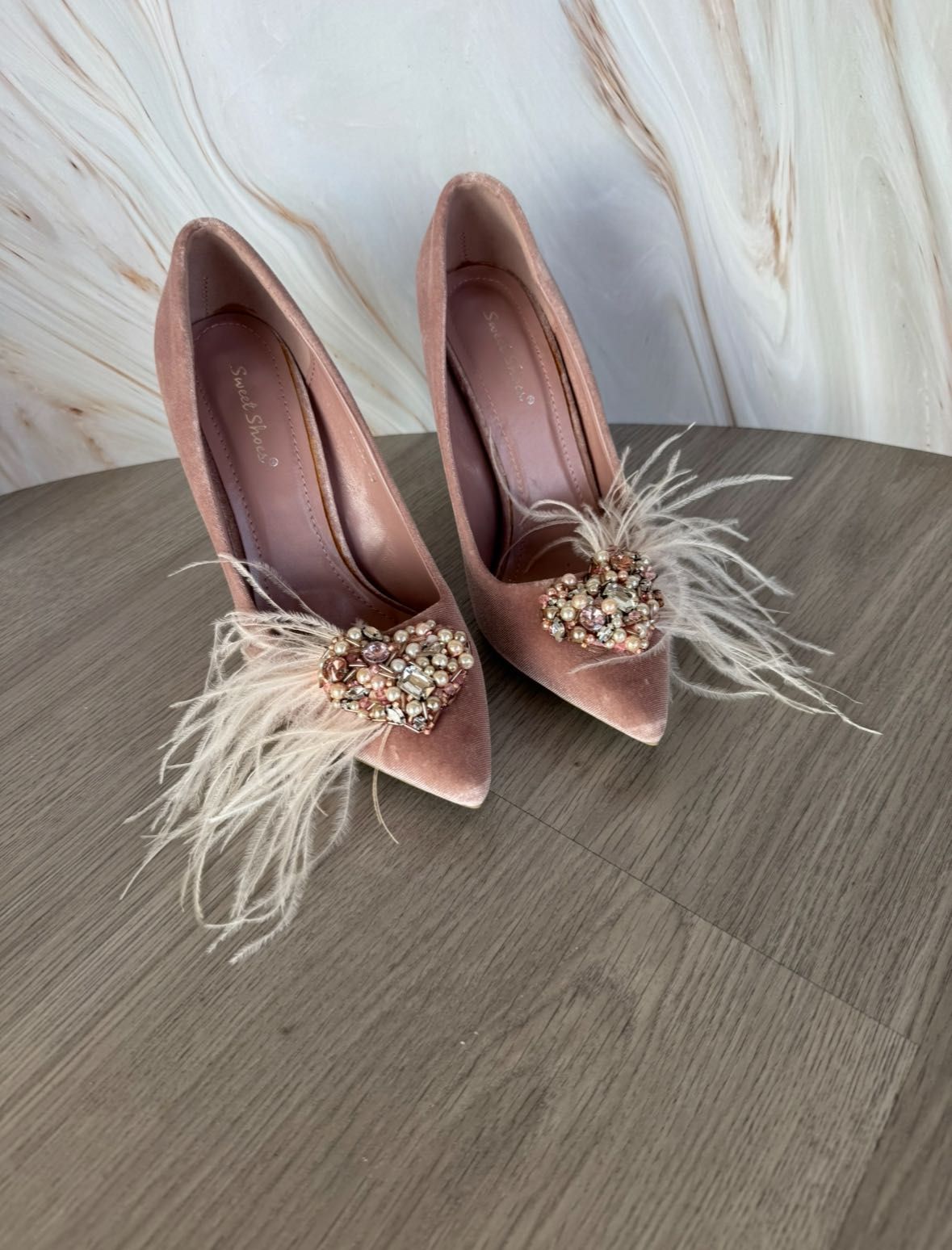 Pantofi de catifea roz cu detaliu de pene si pietre roz, mar.38