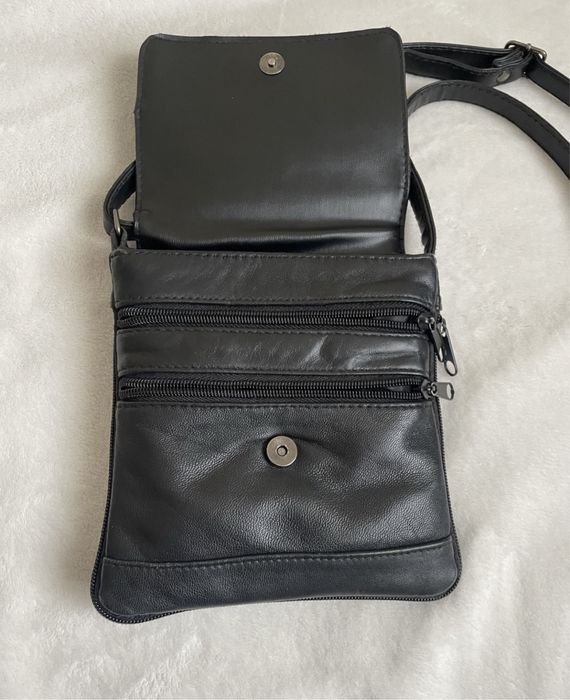 Страхотна кожена дамска чантичка с дълга дръжка!