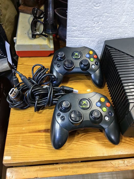 Конзола XBOX + 2 джойстика и една игра