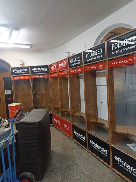 Витрина със стъклени вратички  за магазин, бижутерия , парфюмерия и др