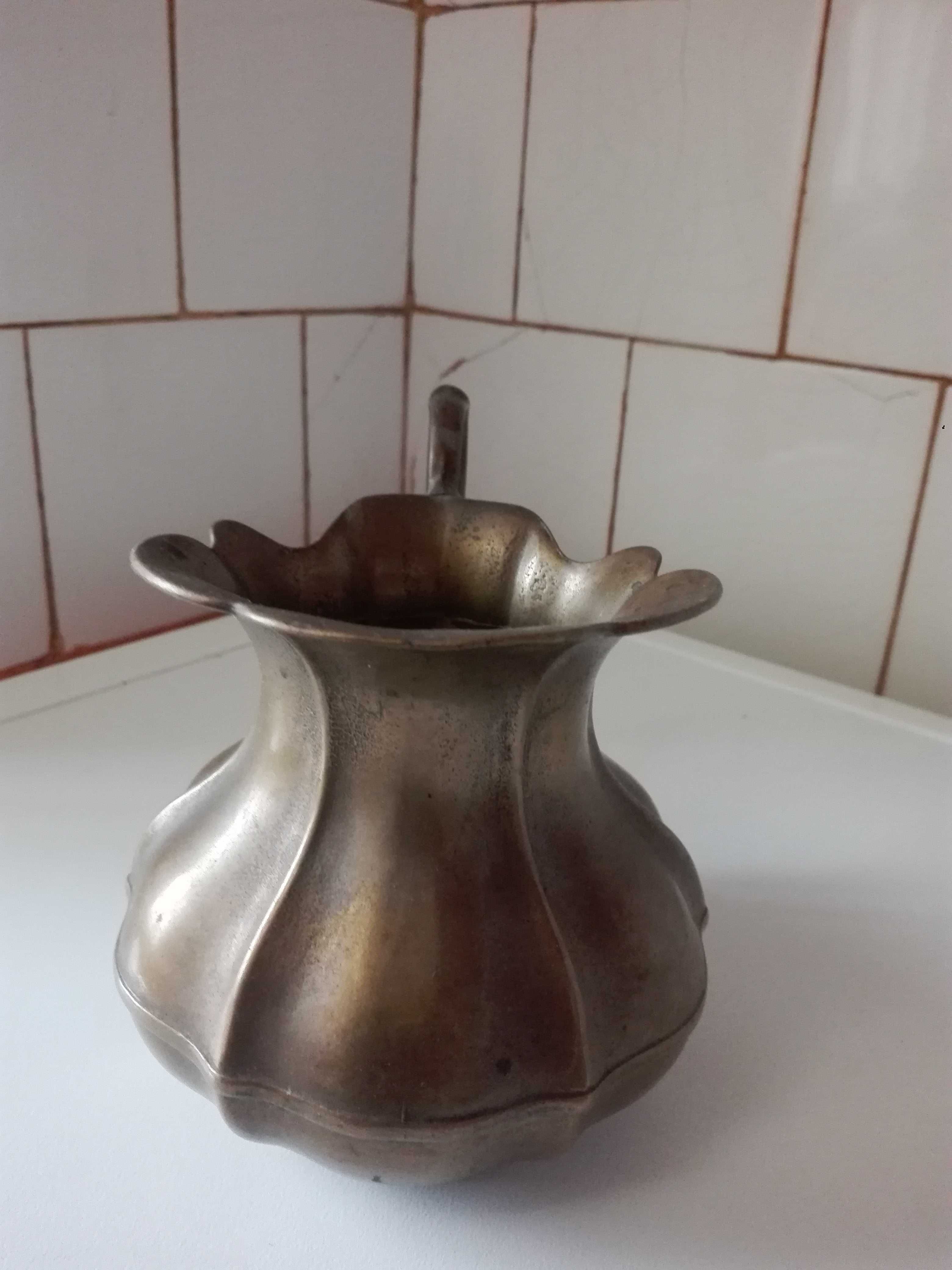 Бронзова , медна кана и макет на часовникова кула.