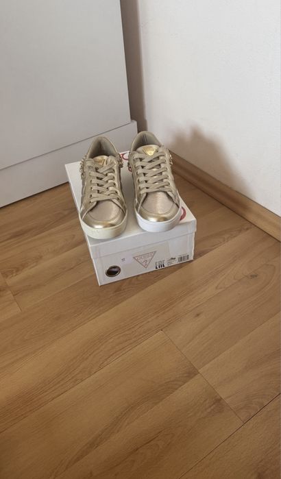 Tenesi Guess marimea 37 noi