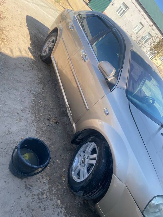 Лассети 1,8 матор цвет шампанский