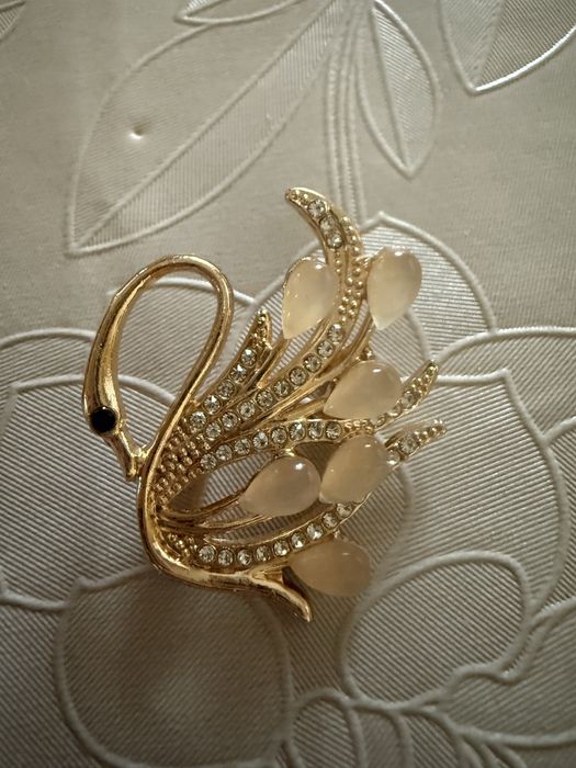 Брошка лебед с камъни