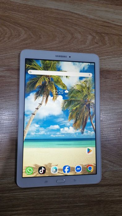 Vand Tableta Samsung Tab E mare 9.6" Alba cu Android 7.1 la 200lei
