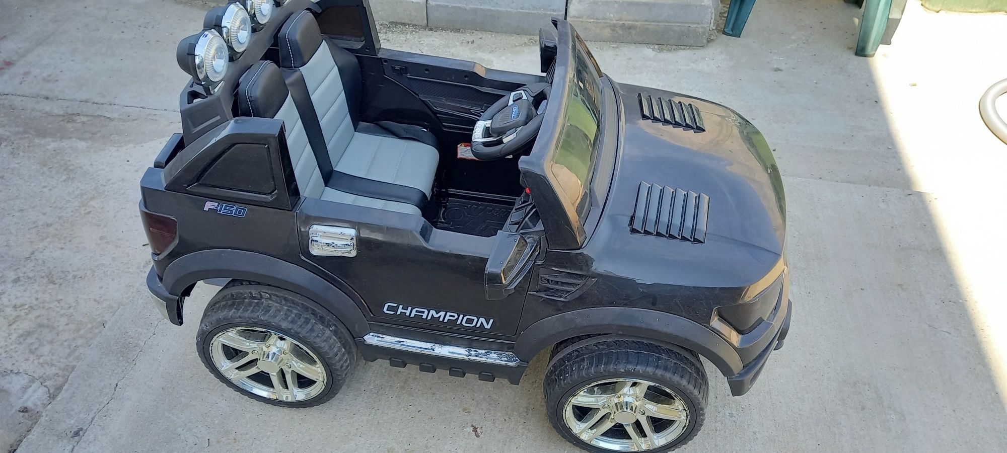 Jeep cu telecomanda pentru copii