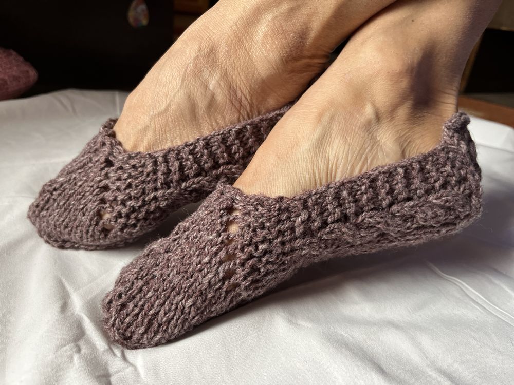 Плетени ръчно чорапи и терлици