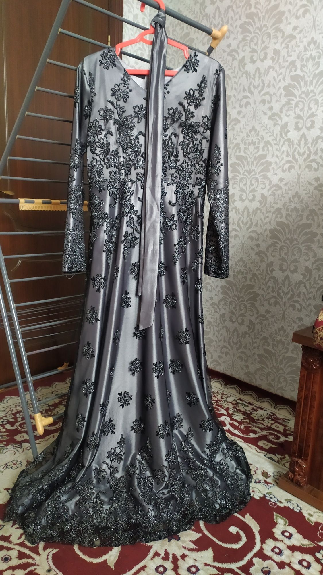 Rangi seriy 48-50 ga bemalol keladi