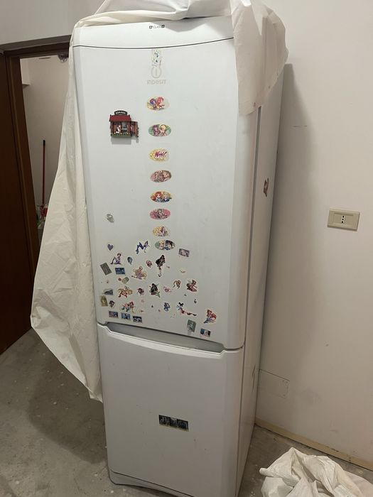 Combina frigorifica Indesit , mese,scaune