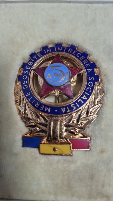 Vând insigne vechi