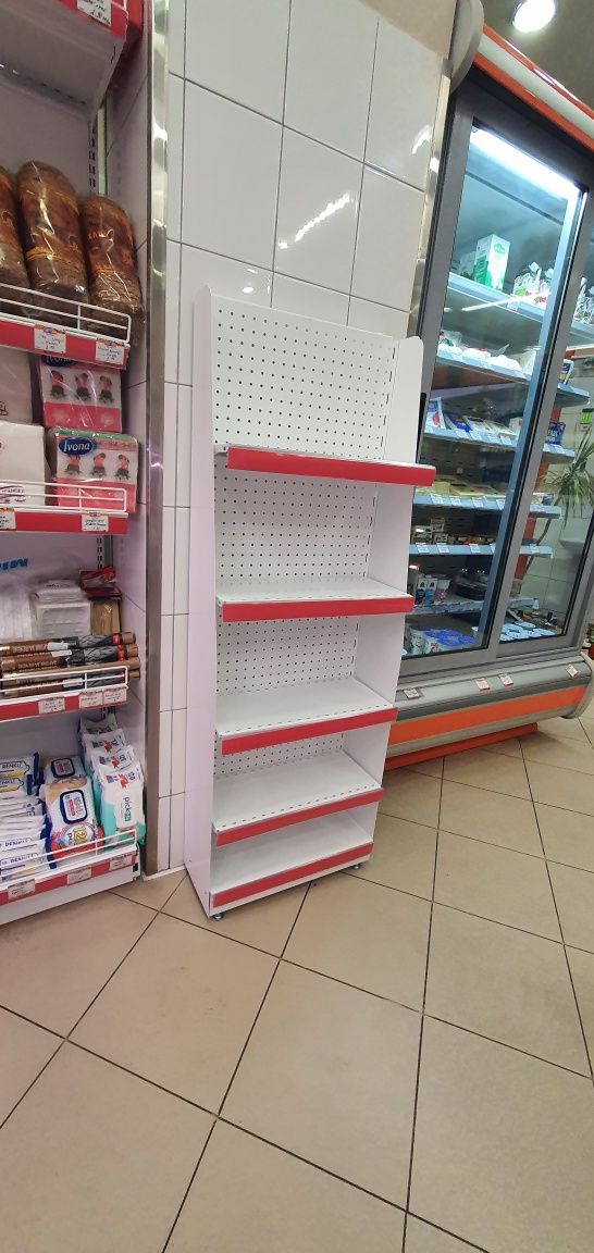 Рекламен стелаж в комбинация с перфориран гръб и рафтове