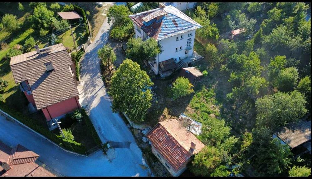 Продавам 3-ри етажна къща с. Момчиловци, на тухла и плочи.