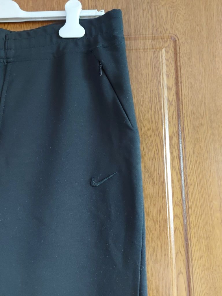 Vând Pantaloni de Trening Damă Nike Originali Sigla Cusută Mărimea M
