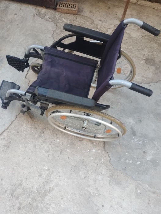 Scaun cu rotile pentru persoane cu dizabilități