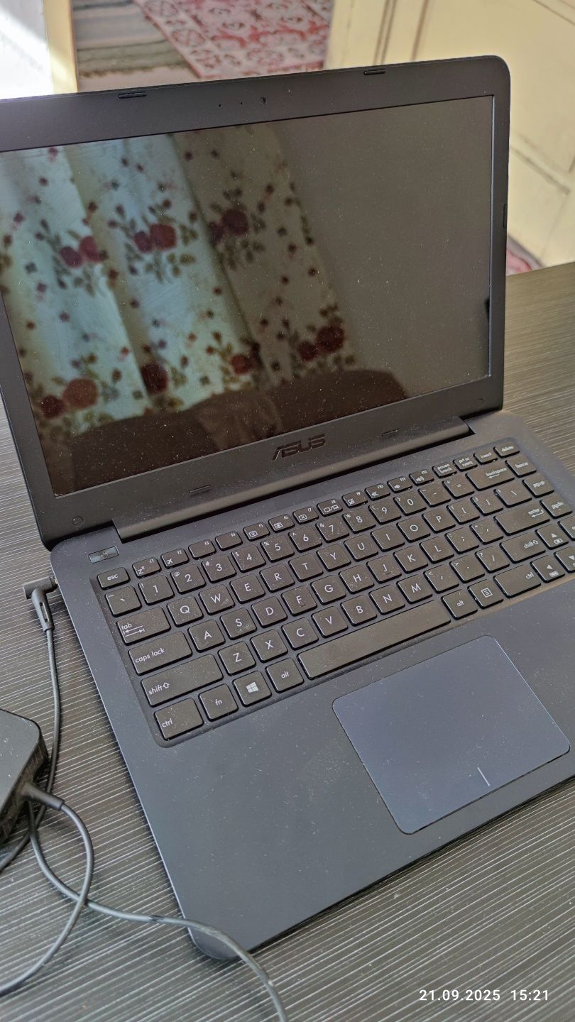 ASUS L402W 14" win 10 pro