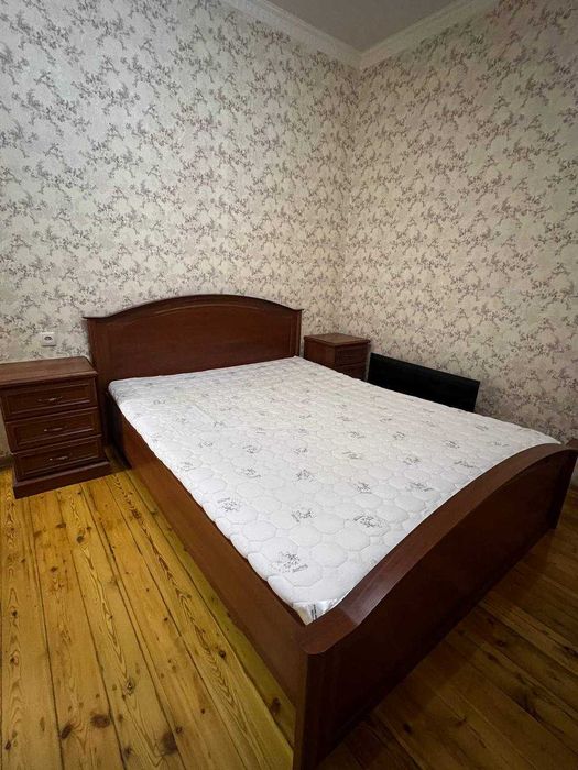 Продам кровать и тумбы