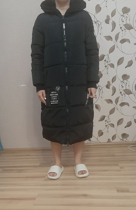 Продам зимний пуховик с капюшоном.