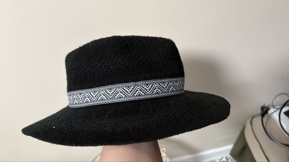 Дамска черна шапка