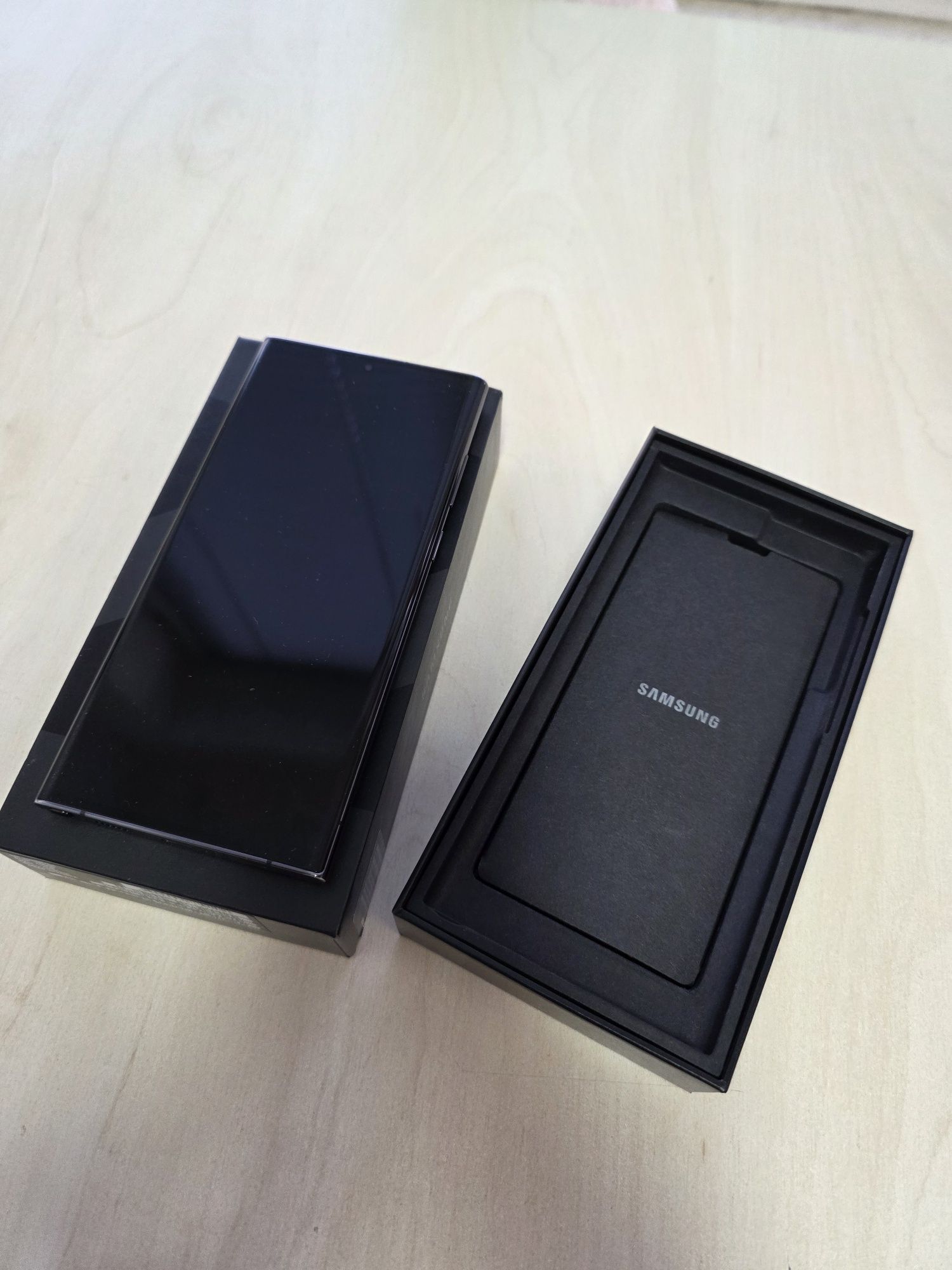 Продавам Samsung Galaxy S22 Ultra, 5G, 256GB