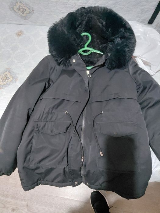 Зимняя куртка...тёплая...одета пару раз ...безруквка курточная