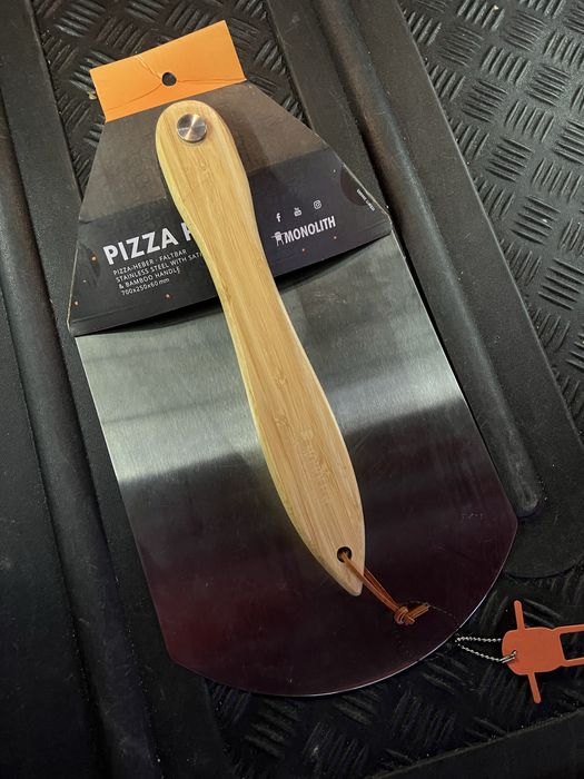Paletă pentru pizza Monolith – oțel inox + mâner bambus