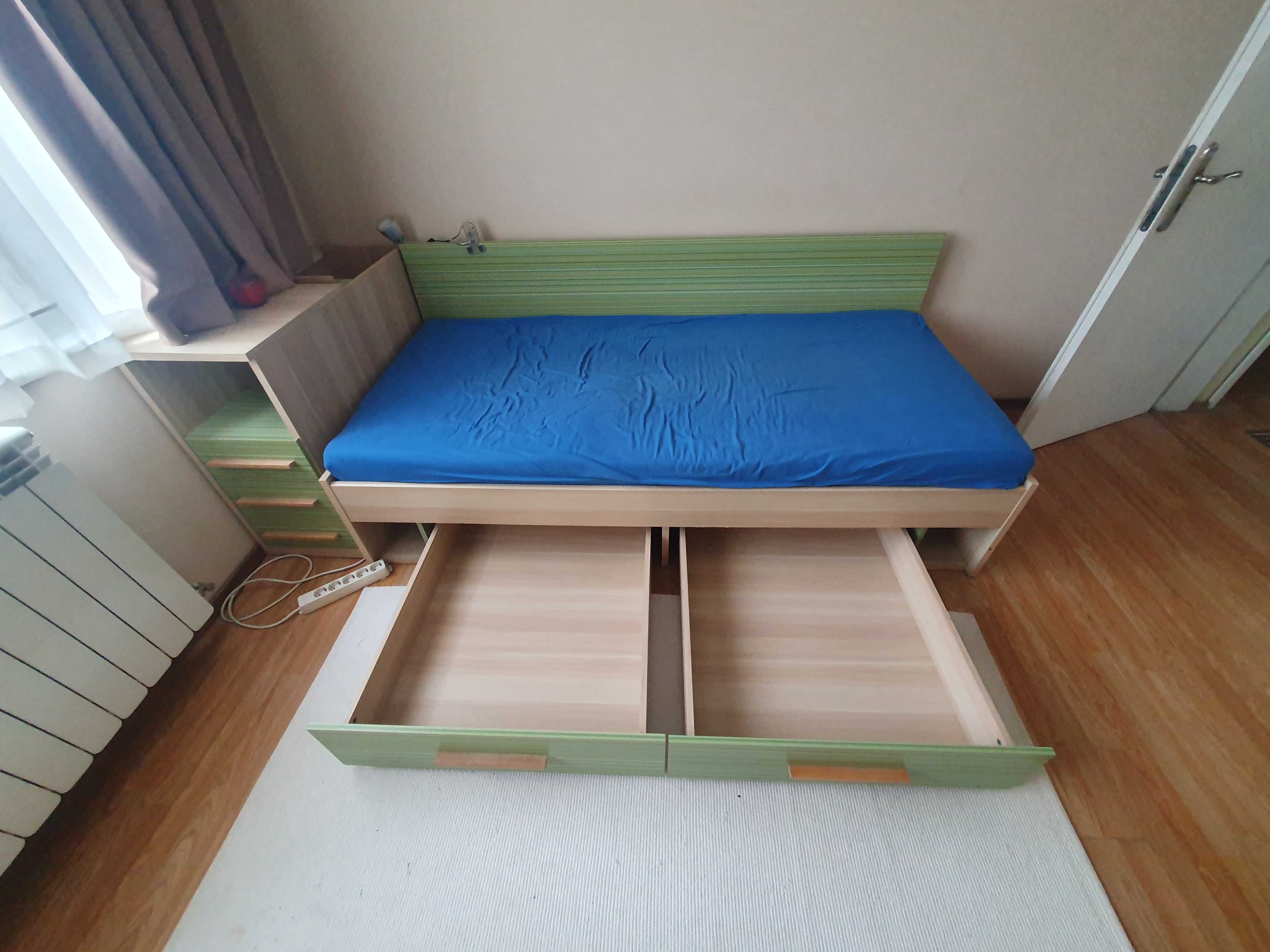 Продавам Мебели за детска стая с две легла - цял комплект