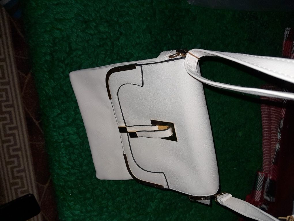 Нова бяла красива чанта