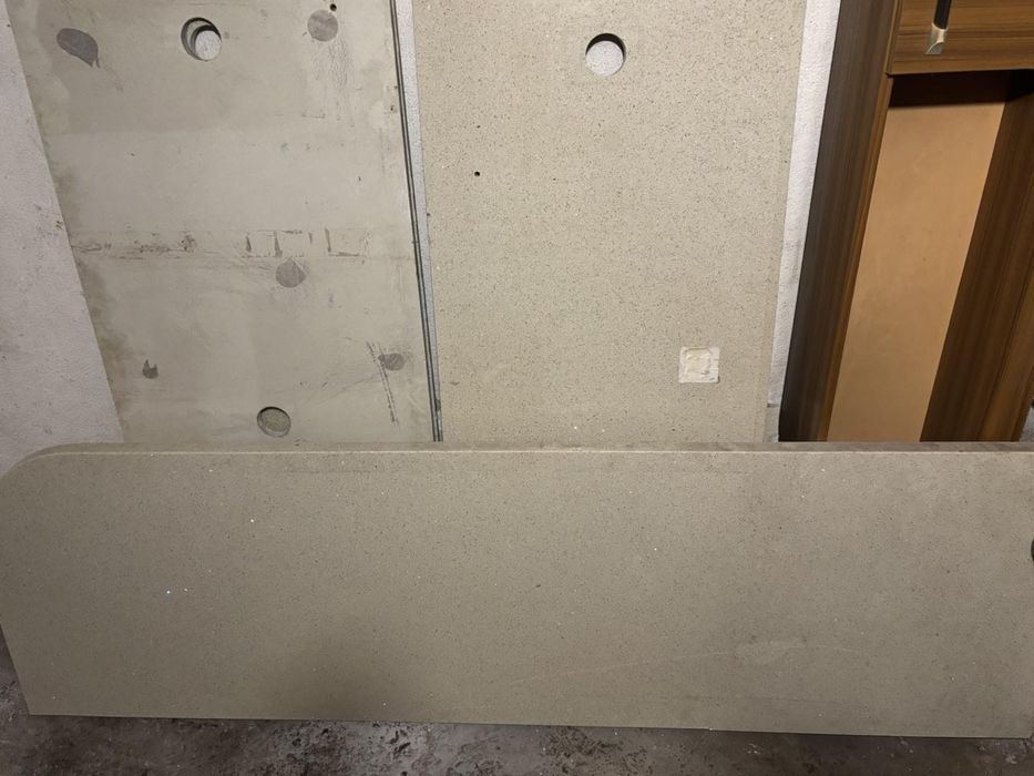 Плот с гръб от гранит