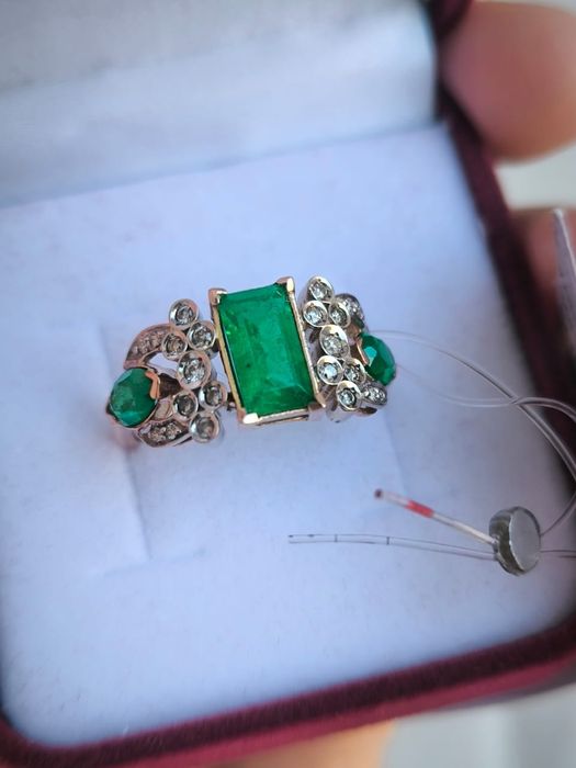 Продам золотое кольцо  (изумруды, бриллианты)