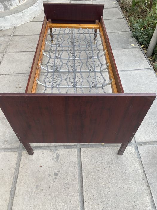 Кровать без матраса