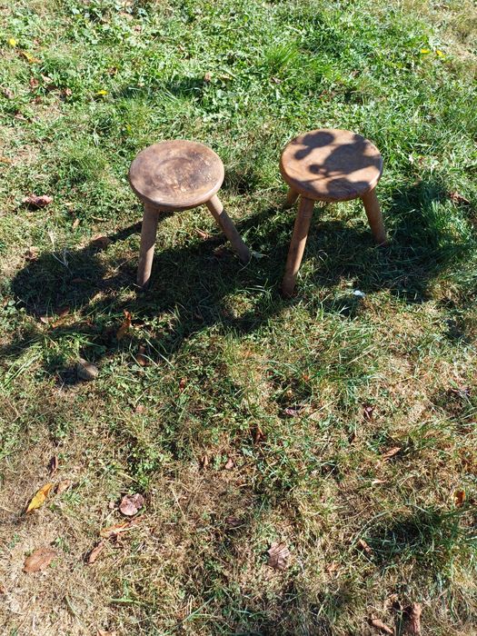 Дървени трикраки столчета.В много добро състояние.На повече от 50годин