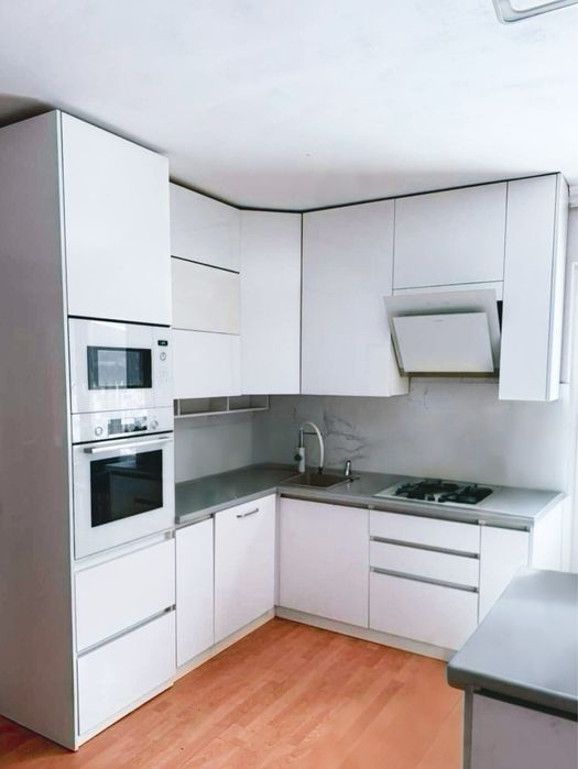 Продаю кухню со встроенной техникой Bosch