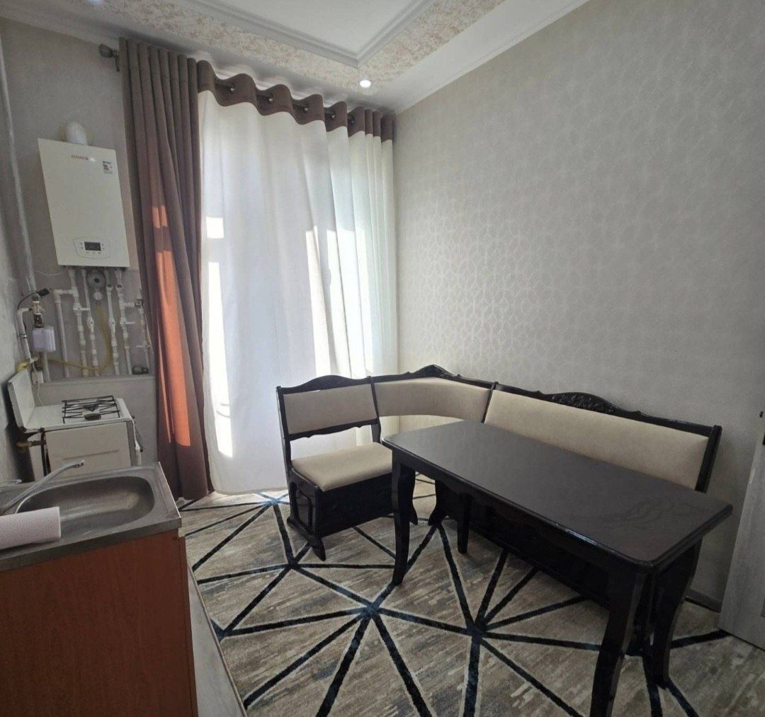 Карвон бозор Чоррахасида,8каватлик лифтлик,янги уйнинг 7каватида, 1хон