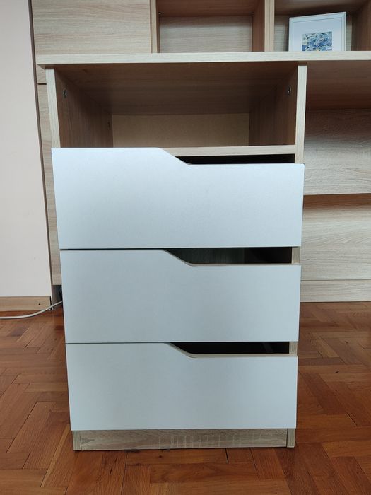 Бюро с три чекмеджета