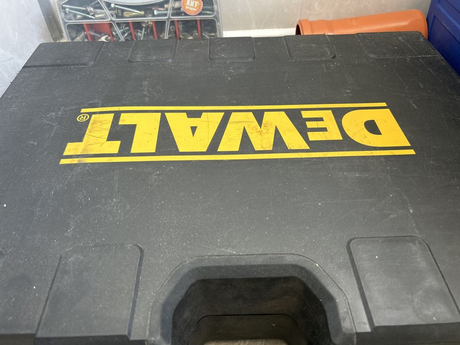 Перфаратор dewalt с буром практическиии новый