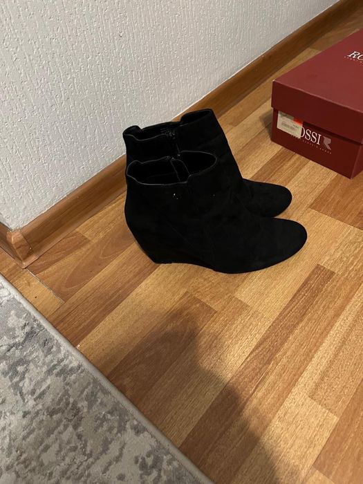 Продаю женски замш обувь