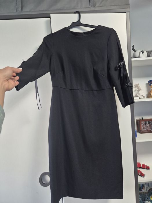 Елегантна черна рокля с мотив на ръкавите