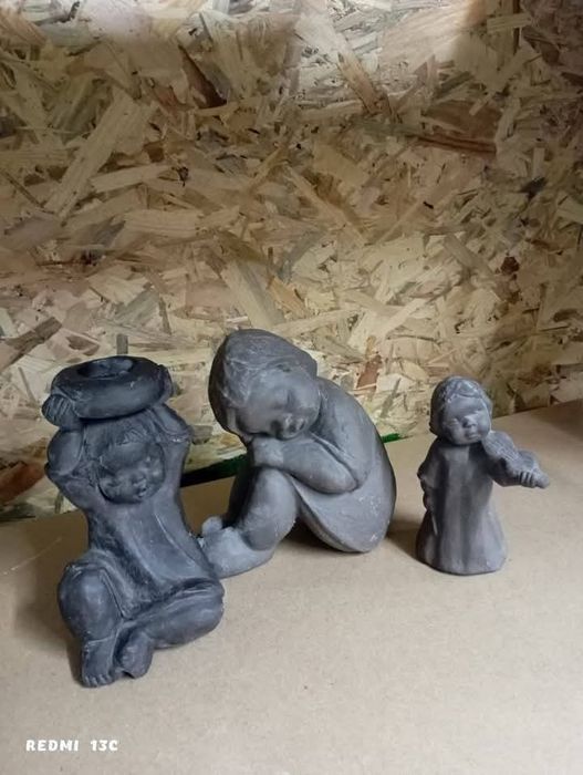 Три броя статуетки
