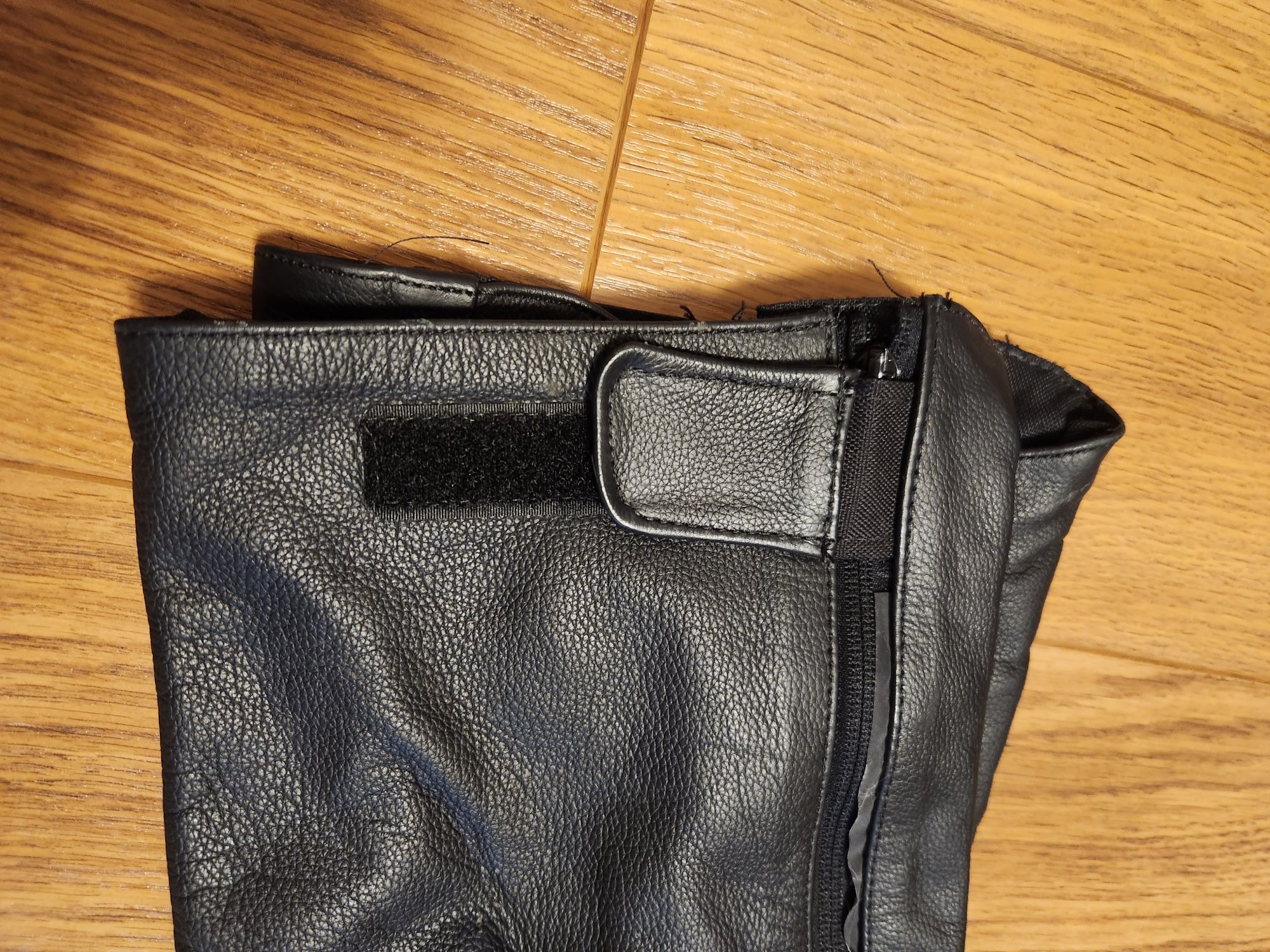 Pantaloni si geaca moto piele cu protectii genunchi si coapse