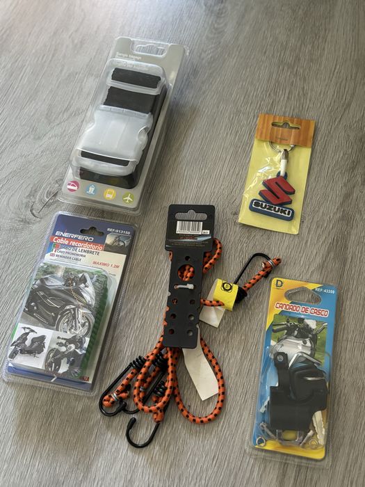 Accesorii motocicleta diverse ( genunchiere, manusi, geanta, etc )