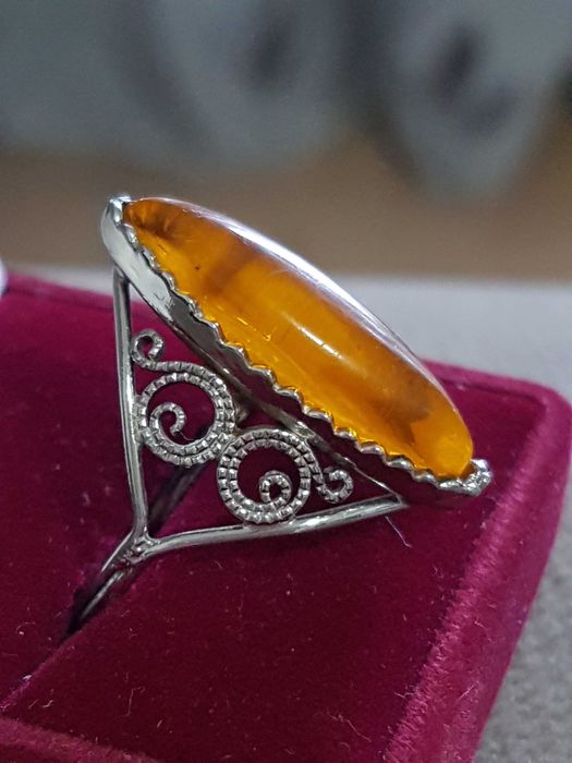 Сребърни пръстени и синджири.