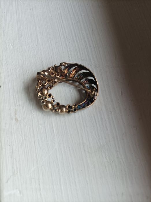 Сребърна брошка с перлички и бели кристали