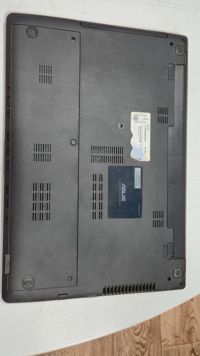 Лаптоп марка Asus с операционна система Windows 10