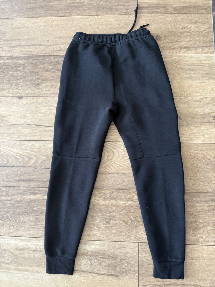 Оригинално мъжко долнище Nike Tech Fleece, S размер
